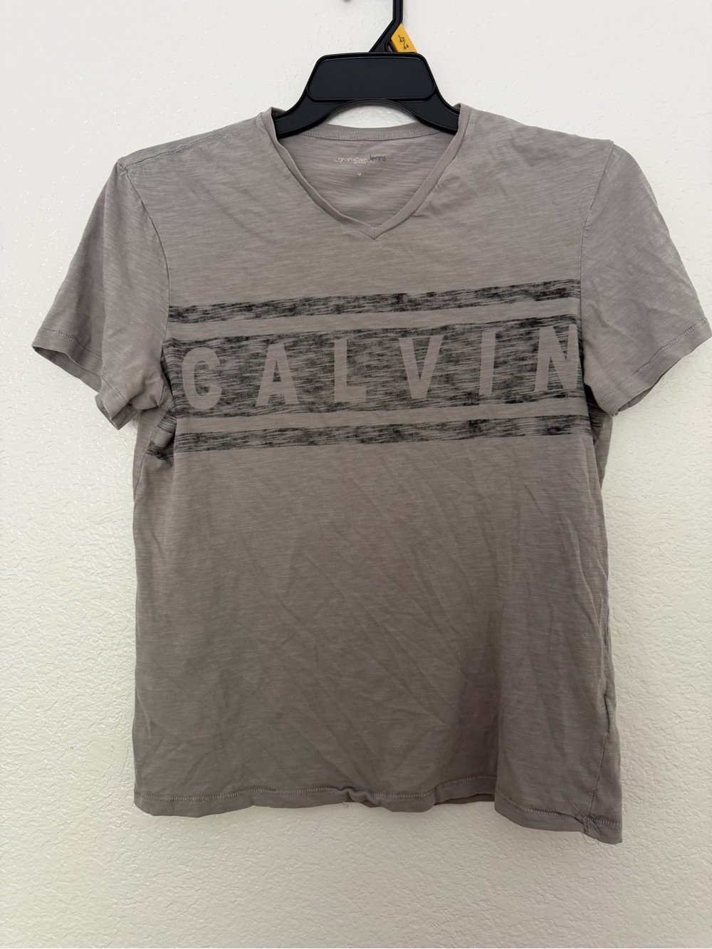 Calvin Klein Jeans Youth Grey V-Neck Graphic Logo T-Shirt Size M - Picture 2 of 11